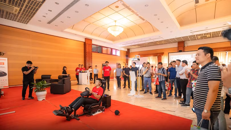 Bộ ghế chơi game và vô-lăng PlaySeat của Logitech dành cho Playstation 4 có giá khoảng 8 triệu đồng