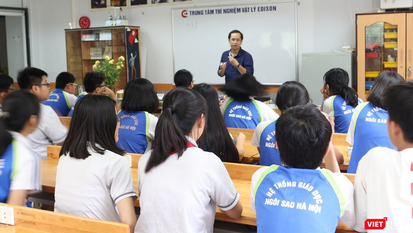 Học sinh chăm chú nghe giảng những kiến thức về vật lý trước khi bắt tay vào thực hành
