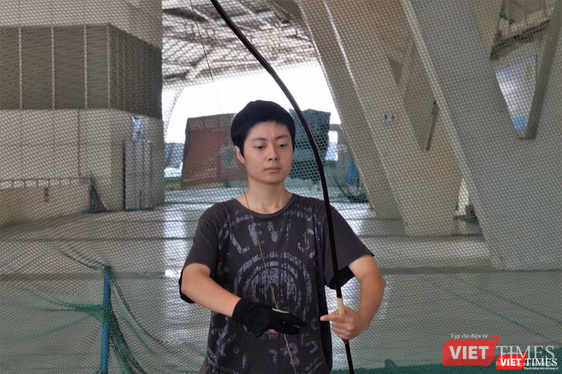 Thành viên mới luyện tập 8 bước bắn với cung