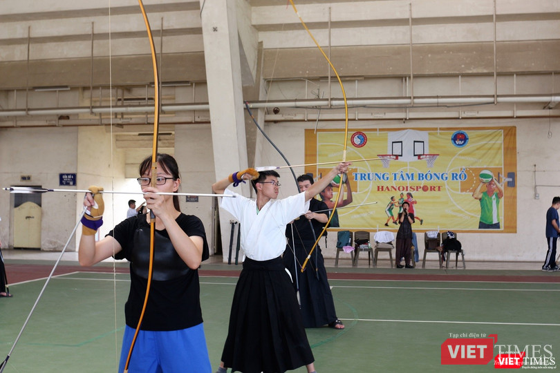 Các thành viên câu lạc bộ Hanoi Kyudo trong một buổi tập bắn cung