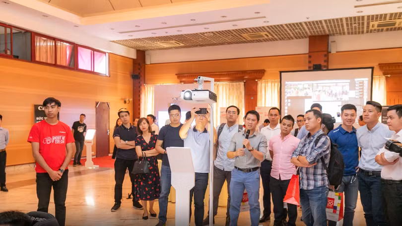 Khách tham quan thích thú tham gia các hoạt động tại khu vực trải nghiệm Game Console