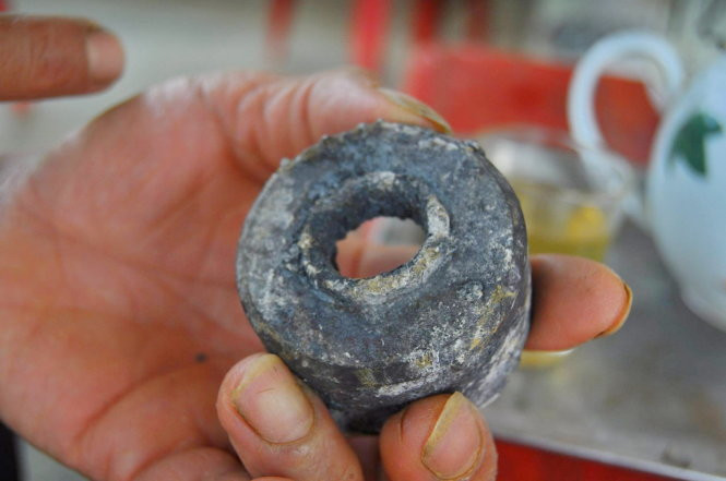 Vật thể rơi vào nhà dân mới được tìm thấy sau khi phát hiện “quả cầu lạ” ở Trấn Yên, Yên Bái - Ảnh: TRẦN QUANG