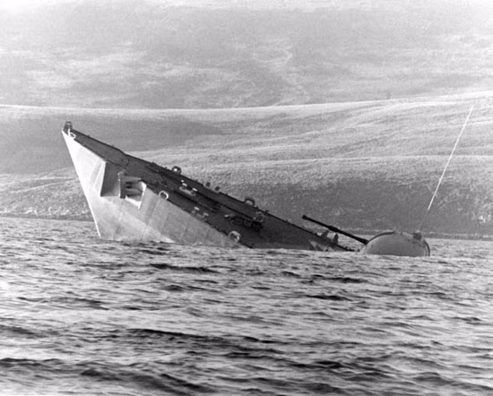 Chiến hạm Anh HMS Antelope nổ và chìm