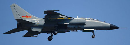 Tên lửa chống hạm YJ-91 dưới cánh tiêm kích-bom JH-7А