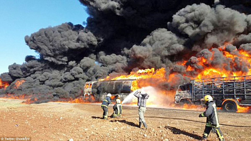 Đoàn xe chở dầu lậu của IS bị Nga không kích bốc cháy dữ dội