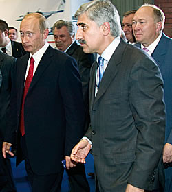 Ông Mikhail Pogosyan tháp tùng ông Vladimir Putin tham quan gian hàng của tập đoàn AKhK Sukhoi tại triển lãm hàng không MAKS-2007.Chèn chú thích ảnh vào đây