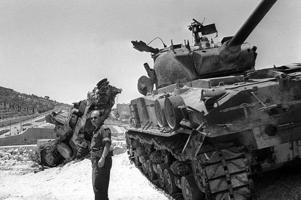 Xe tăng Sherman trên con đường từ Jerusalem đi Bethlehem, năm 1967 (AFP / East News