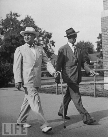 Tổng thống Truman (trái) đi cùng điệp viên Mật vụ của ông - John Campion năm 1946.