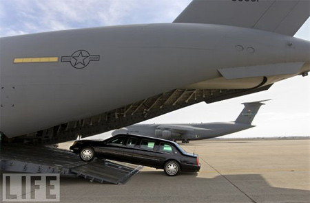 Ít người biết rằng chiếc xe The Beast của tổng thống luôn đi theo ông kể cả ở trong nước hay nước ngoài. Nó là trọng tâm của cái gọi là "gói an toàn" bao gồm một nhóm các phương tiện quan trọng chở tổng thống, thiết bị liên lạc đặc biệt và các điệp viên được trang bị vũ khí, để đưa tổng thống tách ra khỏi đoàn hộ tống trong trường hợp ông gặp nguy hiểm.