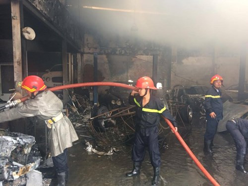 Hàng loạt siêu xe Bentley bị thiêu rụi trong vụ cháy ở Sài Gòn ảnh 9