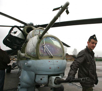 Trong chiến đấu, hiện chưa thể bắn thủng kính chắn gió của buồng lái Mi-24 mặc dù ở Afghanistan, các kỹ thuật viên một lần đã đếm được trên kính chắn gió 6 vết đạn sau một phi vụ chiến đấu (Igor Zarembo, RIA)