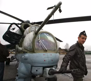 Trong chiến đấu, hiện chưa thể bắn thủng kính chắn gió của buồng lái Mi-24 mặc dù ở Afghanistan, các kỹ thuật viên một lần đã đếm được trên kính chắn gió 6 vết đạn sau một phi vụ chiến đấu (Igor Zarembo, RIA) Trong chiến đấu, hiện chưa thể bắn thủng kính chắn gió của buồng lái Mi-24 mặc dù ở Afghanistan, các kỹ thuật viên một lần đã đếm được trên kính chắn gió 6 vết đạn sau một phi vụ chiến đấu (Igor Zarembo, RIA)