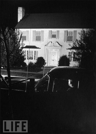 Điệp viên bảo vệ bên ngoài nhà của Richard M. Nixon năm 1955 trong thời gian ông làm quyền tổng thống do Dwight D. Eisenhower bị ốm.