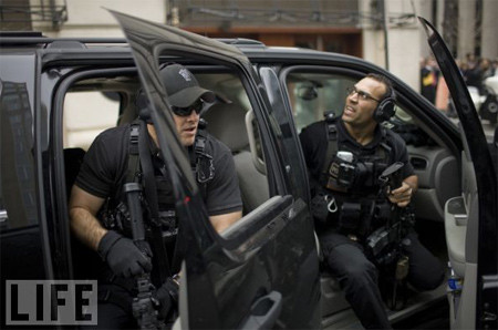 Mật vụ không chỉ bao gồm những điệp viên luôn mặc vest, đeo cà vạt, kính đen và đeo tai nghe. Những điệp viên trong ảnh trên là thành viên của nhóm phản công (CAT), những người được trang bị vũ khí tối tân. Họ không có mặt cạnh tổng thống khi ông ở trong đám đông nhưng ở các bậc thang, trên mái các tòa nhà hoặc trên các lối đi.