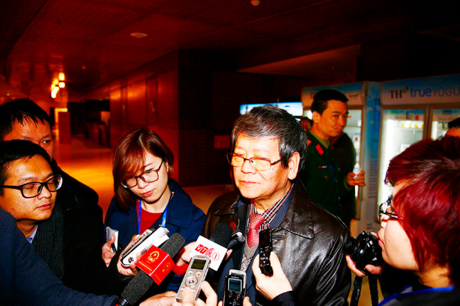 Ông Vũ Ngọc Hoàng trả lời phòng vấn báo chí sau khi có kết quả bầu cử Ban chấp hành trung ương khóa XII - Ảnh: VIỄN SỰ