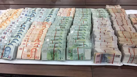 Số tiền mặt cảnh sát thu giữ được tối 5/1 khi bắt giữ các nghi phạm. (Ảnh: CNA)