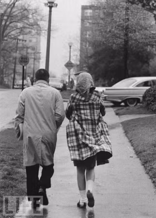 Lucy Baines Johnson, con gái của TT Lyndon Johnson, được Mật vụ đưa tới trường học năm 1964. Lucy Baines Johnson, con gái của TT Lyndon Johnson, được Mật vụ đưa tới trường học năm 1964.