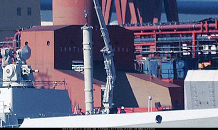 Đưa tên lửa chống hạm YJ-18А vào bệ phóng thẳng đứng trên tàu khu trục lớp Type 052D