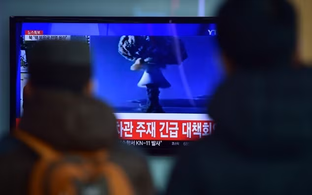 Người dân Hàn Quốc theo dõi thông tin về vụ thử hạt nhân của Triều Tiên qua truyền hình