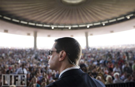 Nhiều người sửng sốt khi tin tức về cặp vợ chồng ở bang Virginia có thể bước vào quốc tiệc đầu tiên của TT Mỹ Barack Obama mà không có giấy mời. Giờ đây, khi Nhà Trắng lại phải giải thích về việc hai vị khách không mời khác được vào ăn sáng trong tòa Bạch Ốc thì sự sửng sốt biến thành giận dữ. Obama được cho là phải đối mặt với nhiều nguy cơ so với người tiền nhiệm. Nhiều người đặt câu hỏi về công việc bảo vệ tổng thống của Mật vụ.