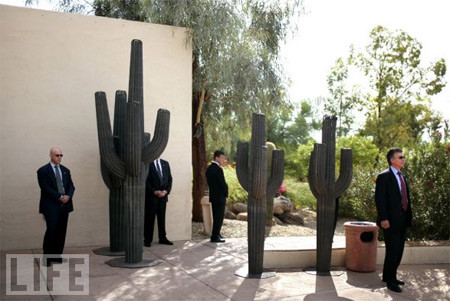 Nhiếp ảnh gia Brooks Kraft chuyên chụp ảnh tổng thống và những người quanh ông trong nhiều sự kiện. Ông đã chứng kiến nhiều tình huống bất thường xảy ra đối với ông chủ Nhà Trắng. Kraft ca ngợi sự tập trung cao độ của các điệp viên: "Trong thời đại công nghệ cao, những điệp viên chuyên nghiệp đó vẫn dựa vào tai, mắt, tay và bản năng của họ để làm việc và đảm bảo rằng những ai trong tầm quan sát của họ được an toàn".