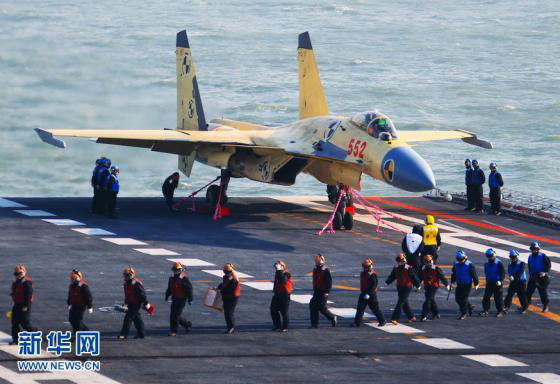 Tiêm kích J-15 trên tàu sân bay Liêu Ninh, ngày 23/11/2012 (news.xinhuanet.com) Tiêm kích J-15 trên tàu sân bay Liêu Ninh, ngày 23/11/2012 (news.xinhuanet.com)