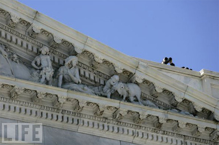 "Có một truyền thuyết rằng các điệp viên Mật vụ phải thề sẵn sàng hy sinh mạng sống để bảo vệ tổng thống", Petro viết trong sách của ông. "Thực tế không hề có lời thế nào như thế, và không có yêu cầu như thế". Tuy nhiên, Petro tiếp tục nói thêm: "Phần lớn chúng ta cúi người khi nghe tiếng súng, tuy nhiên điệp viên Mật vụ phải làm điều ngược lại. Khi nghe tiếng súng nổ, họ được huấn luyện rút vũ khí, đứng thẳng và bắn trả. Thay vì bảo vệ bản thân, chúng tôi biến thành một mục tiêu lớn hơn. Đó là một lý do tại sao tất cả các cuộc huấn luyện của chúng tôi đều tiến hành với việc đứng thẳng. Chúng tôi không nằm sấp mà bắn".