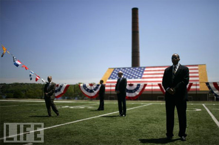 "Phần lớn công việc của họ diễn ra rất nhàm chán", nhiếp ảnh gia Brooks Kraft nói,"Họ đứng trên cánh đồng trong 10 tiếng hay trên bậc thang 12 tiếng. Họ đứng trong cái lạnh, cái nóng và luôn phải giữ im lặng. Việc của họ là quan sát và lắng nghe".