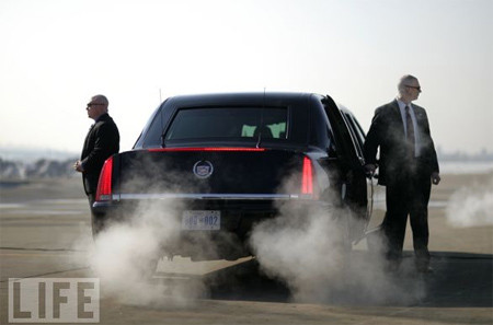 Mật vụ cũng có những huyền thoại của riêng họ. Năm 1975, điệp viên Larry Buendorf phát hiện một phụ nữ trong đám đông tại Sacramento khi TTGerald Ford đang bắt tay dân chúng. Buendorf nhận thấy trong cử chỉ và ánh nhìn của cô ta có cái gì rất lạ. Khi cô ta với tay lấy cái gì đó, Buendorf đứng chắn trước mặt tổng thống, hét lớn "có súng" và tóm lấy khẩu súng của người phụ nữ kia. Cò súng vướng vào ngón tay cái của Buendorf và không nhả đạn. Người này sau đó được xác định là thành viên của tổ chức Squeaky Fromme định ám sát tổng thống.