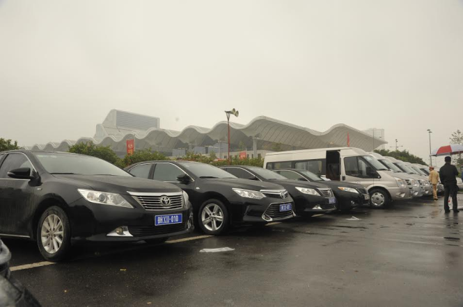 Dàn xe ôtô vừa được cấp biển số tạm phục vụ Đại hội Đảng