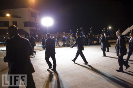 Mật vụ được thành lập năm 1865 để điều tra các vụ gian lận tài chính sau Nội chiến. Cho tới tận năm 1902, 1 năm sau vụ ám sát TT William McKinley, cơ quan mới bắt đầu bảo vệ tổng thống, phó tổng thống và gia đình của họ. Văn bản thành lập Mật vụ được đặt trên bàn của Abraham Lincoln trong đêm ông bị ám sát. Không ai làm việc này vì tiền. Lương khởi điểm của điệp viên Mật vụ, phụ thuộc vào kinh nghiệm, trình độ và nhiều yếu tố khác, trong khoảng 43.000 USD tới 73.000 USD mỗi năm.