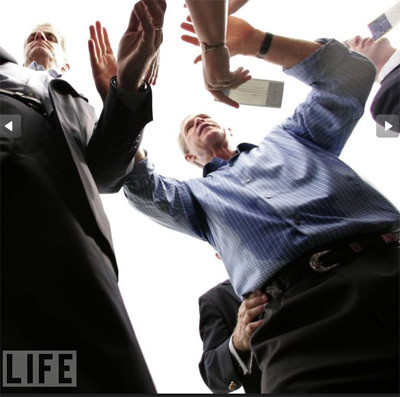 Thiết bị liên lạc cài tai, kính viễn vọng, dụng cụ dò tìm kim loại và nhiều công nghệ khác chỉ có thể bảo vệ nhân vật chính ở giữa đám đông ồn ào. "Mật vụ ở đó để xử lý nguy cơ, họ không thể loại trừ nguy cơ", điệp viên Joe Petro, từng phục vụ trong Mật vụ 23 năm, nói. "Một cách để xử lý nguy cơ là dùng biện pháp nắm chặt và không rời tay. Khi tổng thống đứng gần đám đông, một tay điệp viên không được phép để cách người ông quá 15 cm. Tay đó phải thường xuyên để cạnh bụng, lưng, thậm chí tóm lấy dây thắt lưng của ông".