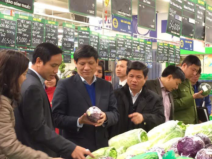 Cơ quan chức năng kiểm tra chất lượng thực phẩm trong siêu thị