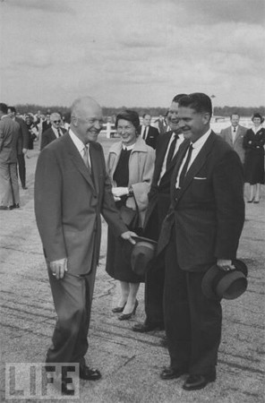 TT Eisenhower (trái) và Giám đốc Mật vụ James Rowley. Ảnh chụp tháng 12/1956.