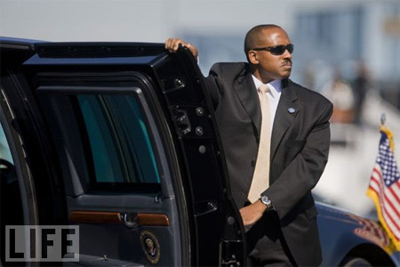Chiếc xe của tổng thống là một biểu tượng quốc gia và quyền lực. Từ năm 1983, mỗi tổng thống được ngồi trên một chiếc xe limousine hiệu Cadillac. Xe của TT Barack Obama được gọi là quái vật (The Beast) vì tính ưu việt của nó. The Beast có một hệ thống tuần hoàn không khí riêng để bảo vệ tổng thống trong trường hợp xảy ra tấn công hóa học. Cửa của nó là một lớp bọc thép dày tới 20 cm, ngay cả cửa kính chống đạn cũng dày tới gần 13 cm. "Xe tổng thống trước đây được thiết kế để bảo vệ và đưa ông ra khỏi vùng nguy hiểm trong bất kỳ trường hợp nào", Ken Lucci, CEO của công ty Ambassador Limousine Inc.và là chủ sở hữu của 2 chiếc xe thời TT Ronald Reagan, nói. "Ngày nay, Mật vụ tiên liệu các cuộc tấn công kéo dàivà vũ khí sử dụng không chỉ là súng. Chiếc xe của Obama đúng là một căn hầm chuyển động".