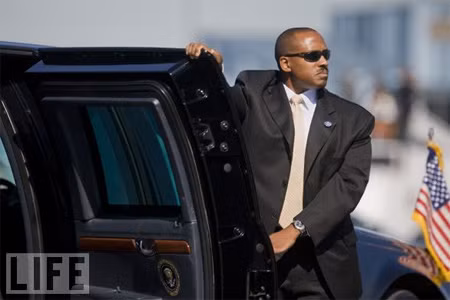 Chiếc xe của tổng thống là một biểu tượng quốc gia và quyền lực. Từ năm 1983, mỗi tổng thống được ngồi trên một chiếc xe limousine hiệu Cadillac. Xe của TT Barack Obama được gọi là quái vật (The Beast) vì tính ưu việt của nó. The Beast có một hệ thống tuần hoàn không khí riêng để bảo vệ tổng thống trong trường hợp xảy ra tấn công hóa học. Cửa của nó là một lớp bọc thép dày tới 20 cm, ngay cả cửa kính chống đạn cũng dày tới gần 13 cm. "Xe tổng thống trước đây được thiết kế để bảo vệ và đưa ông ra khỏi vùng nguy hiểm trong bất kỳ trường hợp nào", Ken Lucci, CEO của công ty Ambassador Limousine Inc.và là chủ sở hữu của 2 chiếc xe thời TT Ronald Reagan, nói. "Ngày nay, Mật vụ tiên liệu các cuộc tấn công kéo dàivà vũ khí sử dụng không chỉ là súng. Chiếc xe của Obama đúng là một căn hầm chuyển động". Chiếc xe của tổng thống là một biểu tượng quốc gia và quyền lực. Từ năm 1983, mỗi tổng thống được ngồi trên một chiếc xe limousine hiệu Cadillac. Xe của TT Barack Obama được gọi là quái vật (The Beast) vì tính ưu việt của nó. The Beast có một hệ thống tuần hoàn không khí riêng để bảo vệ tổng thống trong trường hợp xảy ra tấn công hóa học. Cửa của nó là một lớp bọc thép dày tới 20 cm, ngay cả cửa kính chống đạn cũng dày tới gần 13 cm. "Xe tổng thống trước đây được thiết kế để bảo vệ và đưa ông ra khỏi vùng nguy hiểm trong bất kỳ trường hợp nào", Ken Lucci, CEO của công ty Ambassador Limousine Inc.và là chủ sở hữu của 2 chiếc xe thời TT Ronald Reagan, nói. "Ngày nay, Mật vụ tiên liệu các cuộc tấn công kéo dàivà vũ khí sử dụng không chỉ là súng. Chiếc xe của Obama đúng là một căn hầm chuyển động".