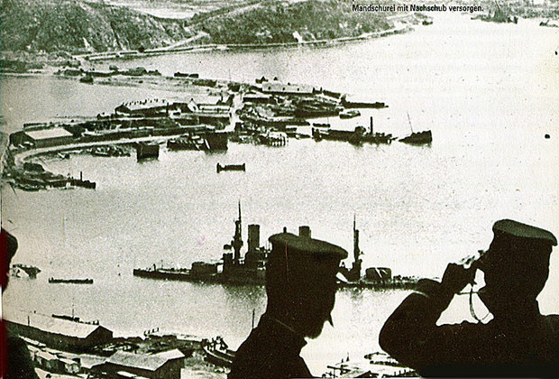 Quân Nhật tại cảng Lữ Thuận. Tiền cảnh là thiết giáp hạm Poltava bị đánh đắm