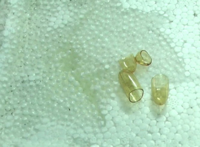 Miếng xốp bắt đầu bị bào mòn - Ảnh: T.M Miếng xốp bắt đầu bị bào mòn - Ảnh: T.M