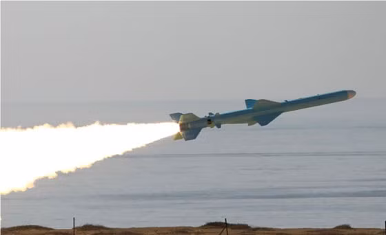 Phóng tên lửa chống hạm YJ-83