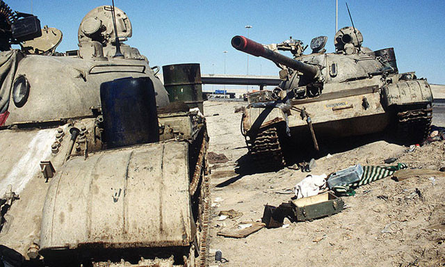 Xe tăng Iraq bị vứt bỏ lại trên đường nhựa tại khu vực thành phố Kuwait sau chiến dịch Bão táp sa mạc (wikipedia)