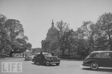 Mật vụ bảo vệ đoàn xe hộ tống của TT Harry S. Truman bên ngoài tòa nhà quốc hội hôm 13/4/1945 sau cái chết của Franklin Delano Roosevelt. Truman đang trên đường tới nơi gặp gỡ lãnh đạo quốc hội.