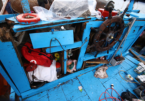 Tàu của thuyền trưởng Huỳnh Thạch hư hỏng nặng, phần cabin đổ sập chỉ còn lại chiếc vô lăng. Ảnh: Nguyễn Đông.