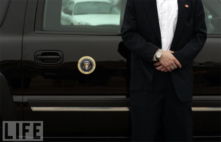 Petro - hiện là giám đốc an ninh cho tập đoàn Citigroup, tác giả cuốn Standing Next to History: An Agent's Life Inside the Secret Service, nhấn mạnh việc các điệp viên được huấn luyện gắt gao giúp chuẩn bị cho họ đối phó với các tình huống khẩn cấp. Cứ hai tháng một lần, các điệp viên lại được huấn luyện trong khoảng hai tuần ở trung tâm đào tạo tại Beltsville, bang Maryland. Họ được đào tạo để không bao giờ giả định rằng, khu vực đang đứng 100% an toàn. "Không có chỗ cho giả định đó trong nghề này", Petro nói.