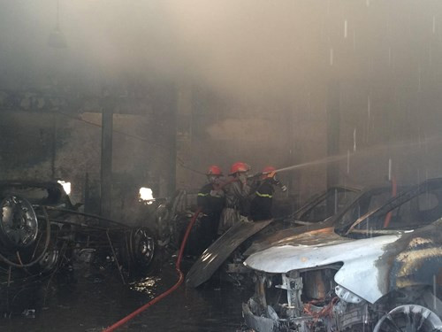 Hàng loạt siêu xe Bentley bị thiêu rụi trong vụ cháy ở Sài Gòn ảnh 3