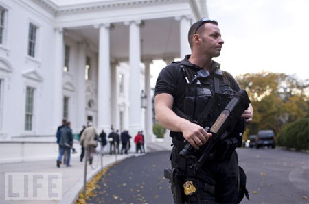 Tất nhiên là những loại vũ khí cho các điệp viên thường tân tiến và nguy hiểm nhất, bao gồm những khẩu súng ngắn SIG Sauer P229 tốt nhất dùng trong các cuộc đọ súng, súng ngắn Remington 870, tiểu liên Uzi và tiểu liên FN90 (trong ảnh).