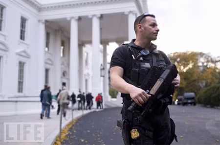 Tất nhiên là những loại vũ khí cho các điệp viên thường tân tiến và nguy hiểm nhất, bao gồm những khẩu súng ngắn SIG Sauer P229 tốt nhất dùng trong các cuộc đọ súng, súng ngắn Remington 870, tiểu liên Uzi và tiểu liên FN90 (trong ảnh). Tất nhiên là những loại vũ khí cho các điệp viên thường tân tiến và nguy hiểm nhất, bao gồm những khẩu súng ngắn SIG Sauer P229 tốt nhất dùng trong các cuộc đọ súng, súng ngắn Remington 870, tiểu liên Uzi và tiểu liên FN90 (trong ảnh).