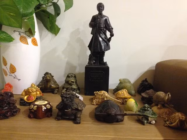 Những bức tượng rùa bằng đủ loại chất liệu trong phòng làm việc của ông Đức Những bức tượng rùa bằng đủ loại chất liệu trong phòng làm việc của ông Đức