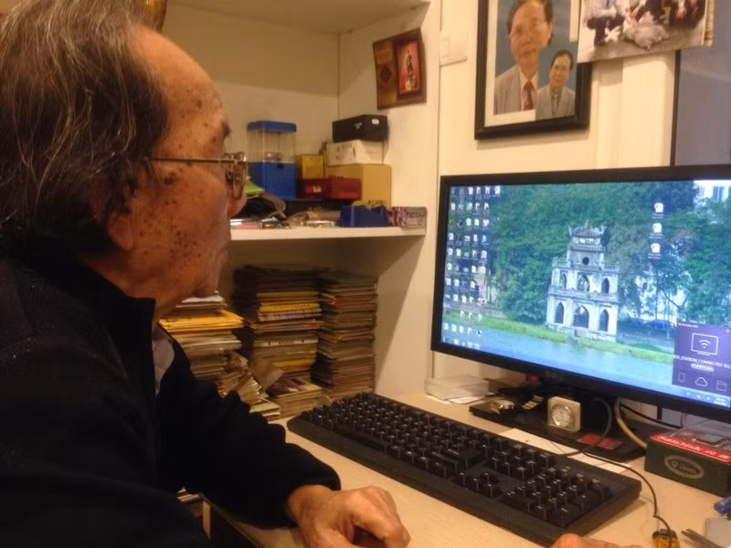 PGS Hà Đình Đức - người 25 năm “kết duyên” với cụ rùa Hồ Gươm. PGS Hà Đình Đức - người 25 năm “kết duyên” với cụ rùa Hồ Gươm.