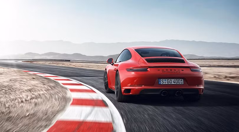 Porsche 911GTS 2017 chốt giá từ 8,2 tỷ đồng cho khách Việt ảnh 1