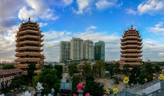 Chế độ Panorama ghép ảnh nhanh, ít lỗi giúp người sử dụng tự tin thao tác. V5 được trang bị chip xử lý âm thanh riêng Hi-Fi AK4376, cho phép máy nghe nhạc chất lượng cao (hi-res audio). Chế độ Panorama ghép ảnh nhanh, ít lỗi giúp người sử dụng tự tin thao tác. V5 được trang bị chip xử lý âm thanh riêng Hi-Fi AK4376, cho phép máy nghe nhạc chất lượng cao (hi-res audio).